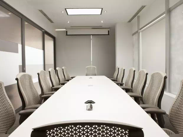 biały stół z krzesłami